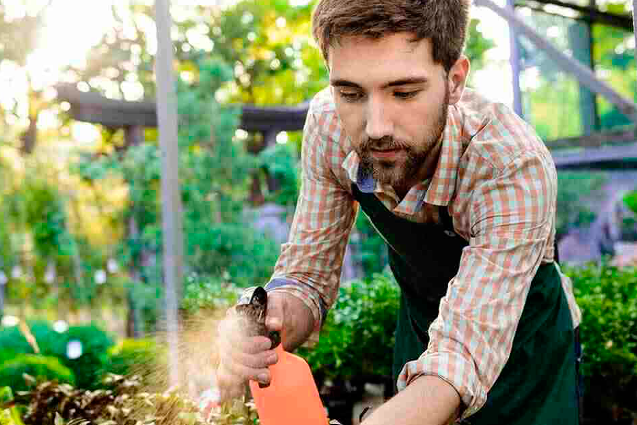 Fumigador aplicando fitosanitario